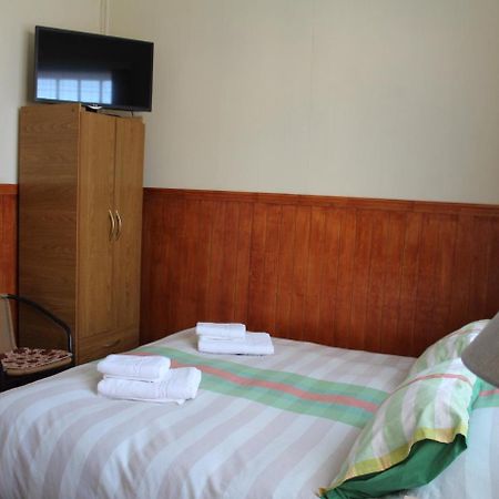 Hostal Y Cabanas Ainil Punta Arenas Bagian luar foto