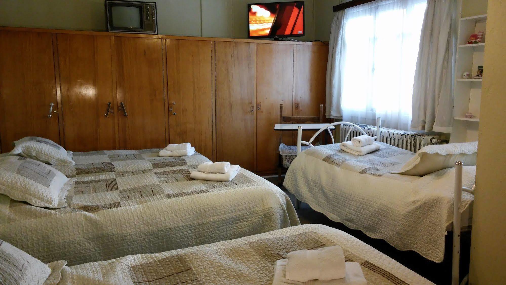 Hostal Y Cabanas Ainil Punta Arenas Bagian luar foto