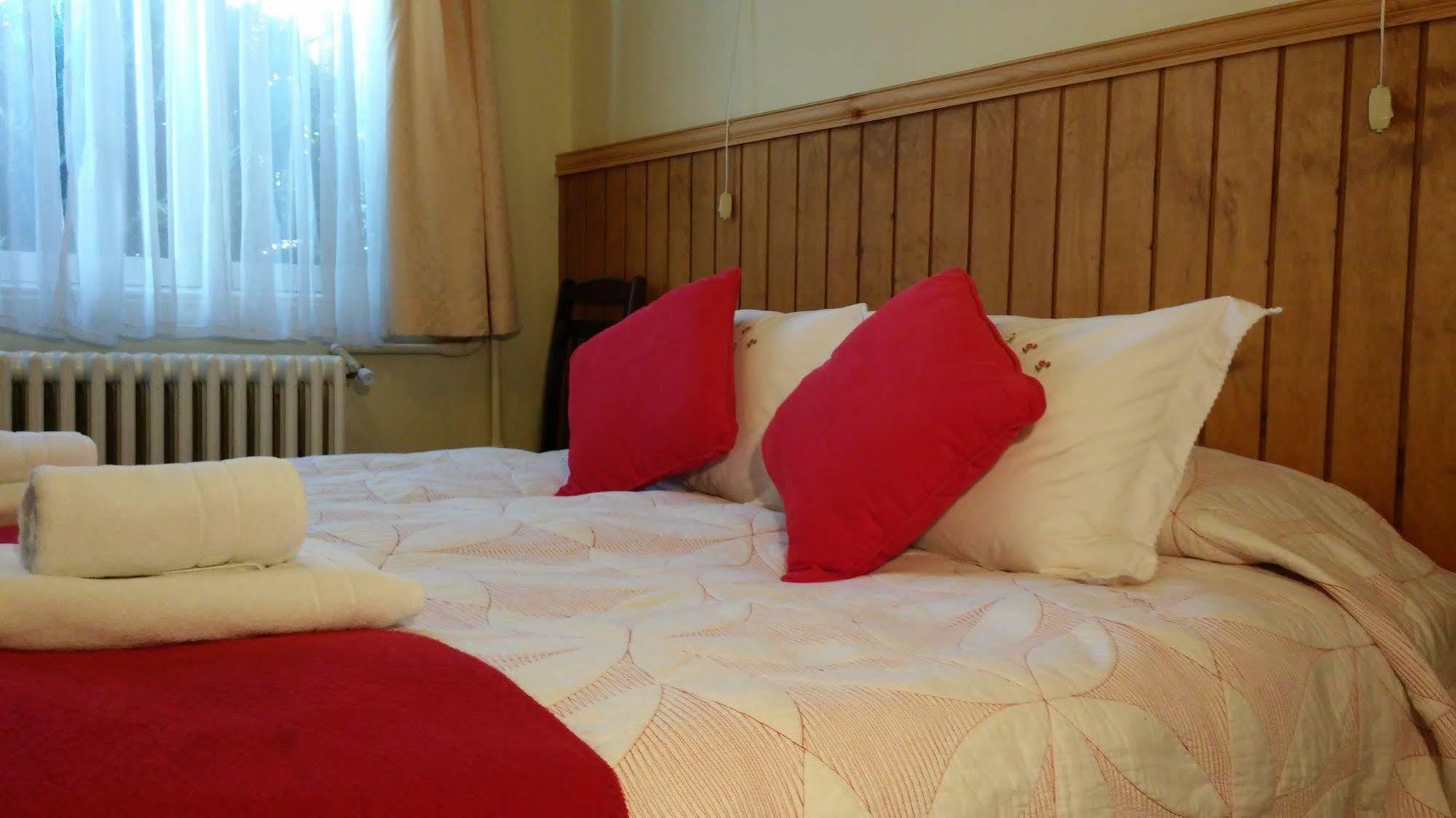 Hostal Y Cabanas Ainil Punta Arenas Bagian luar foto