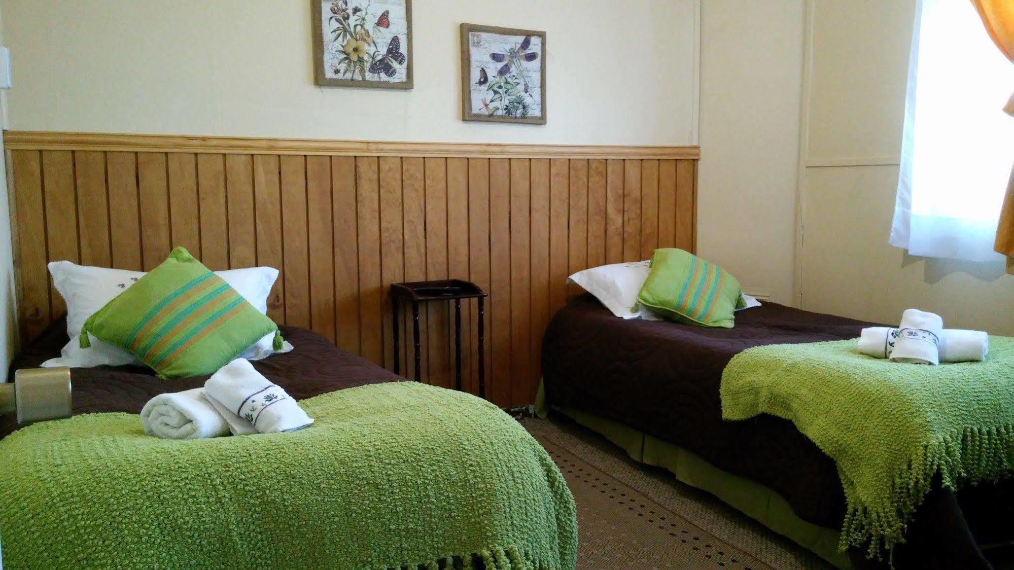 Hostal Y Cabanas Ainil Punta Arenas Bagian luar foto