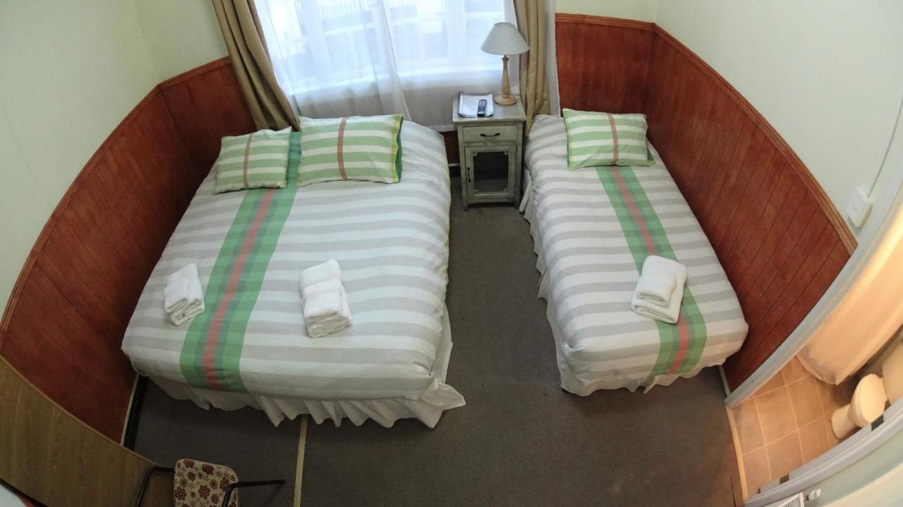 Hostal Y Cabanas Ainil Punta Arenas Bagian luar foto